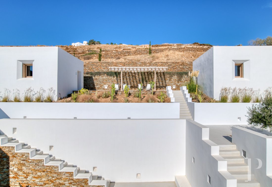 À Ios, dans les Cyclades, un ensemble de maisons entre ciel et mer - photo  n°5