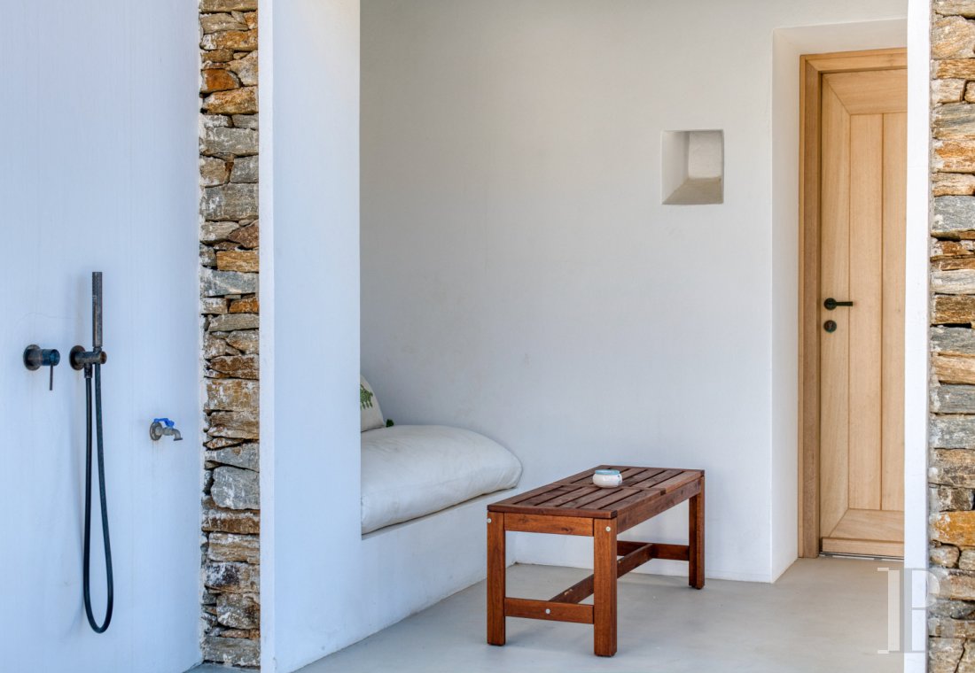 À Ios, dans les Cyclades, un ensemble de maisons entre ciel et mer - photo  n°34