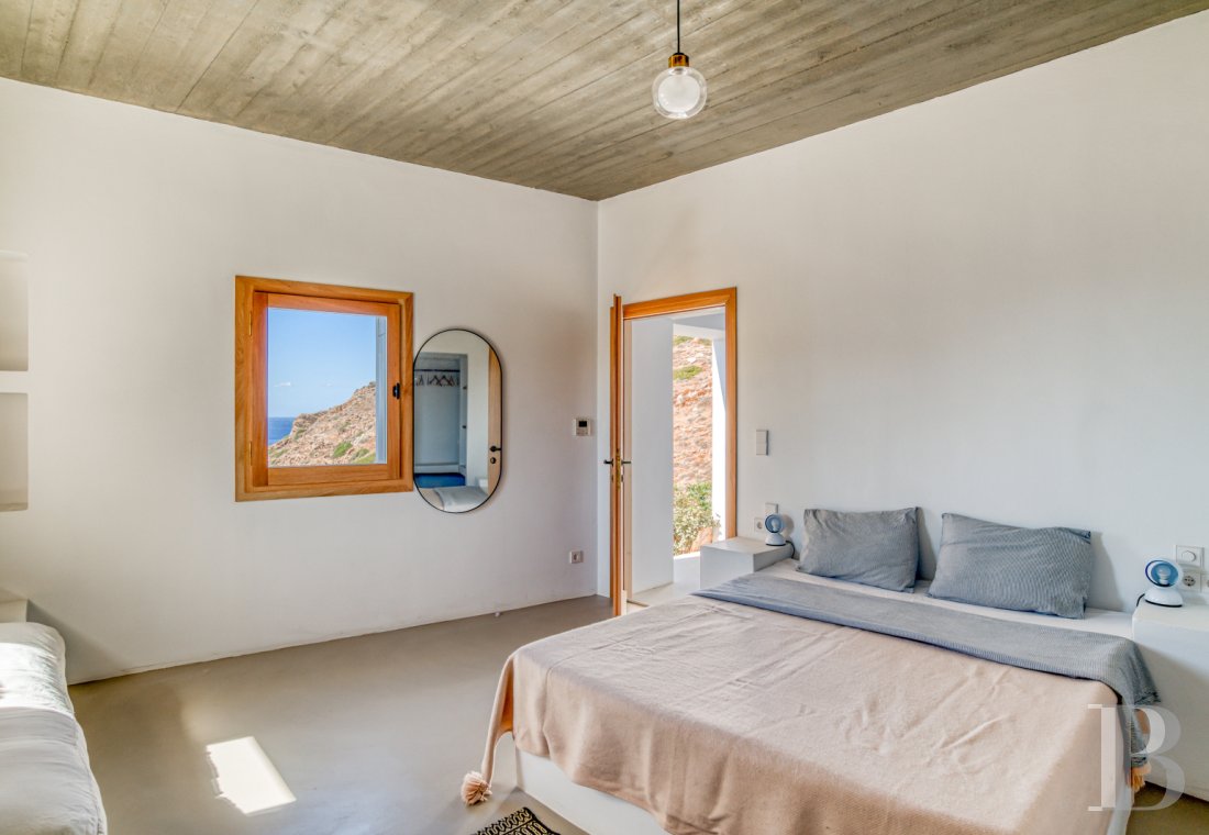 À Ios, dans les Cyclades, un ensemble de maisons entre ciel et mer - photo  n°36