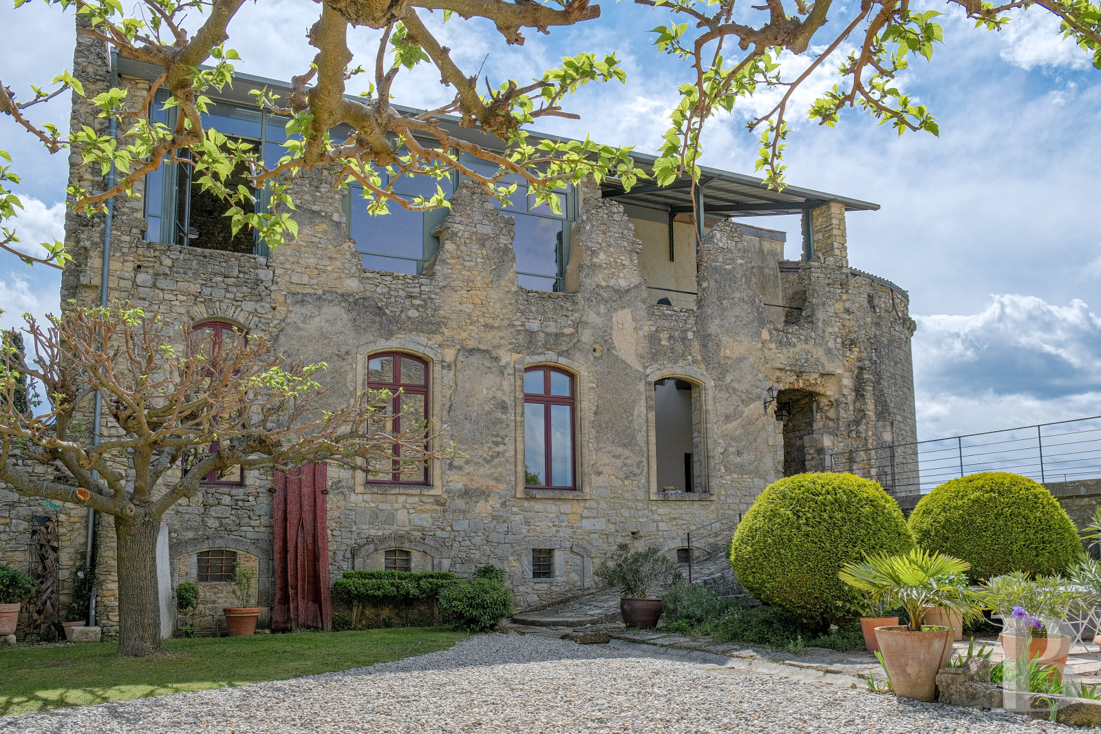 Patrice Besse Location saisonnière LanguedocRoussillon Dans le Gard, entre Bagnolssur