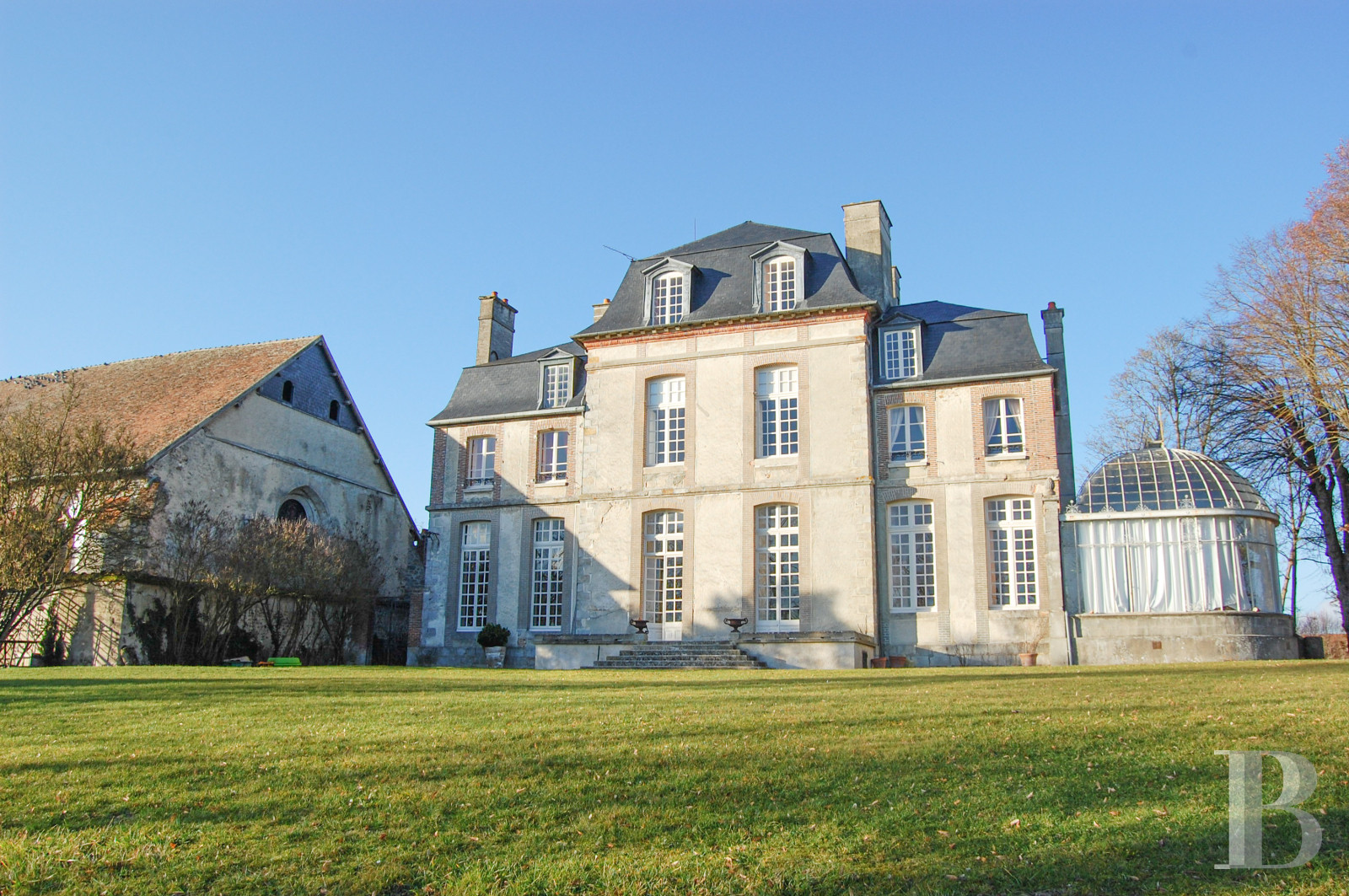 En pays Champenois, un château des 16e et 18e siècles, sa piscine et