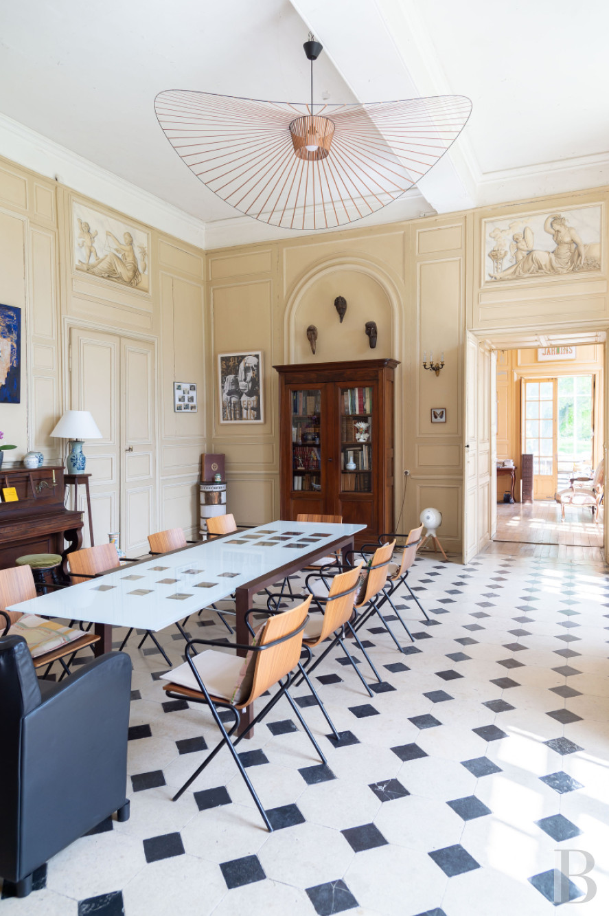 En pays Champenois, un château des 16e et 18e siècles, sa piscine et