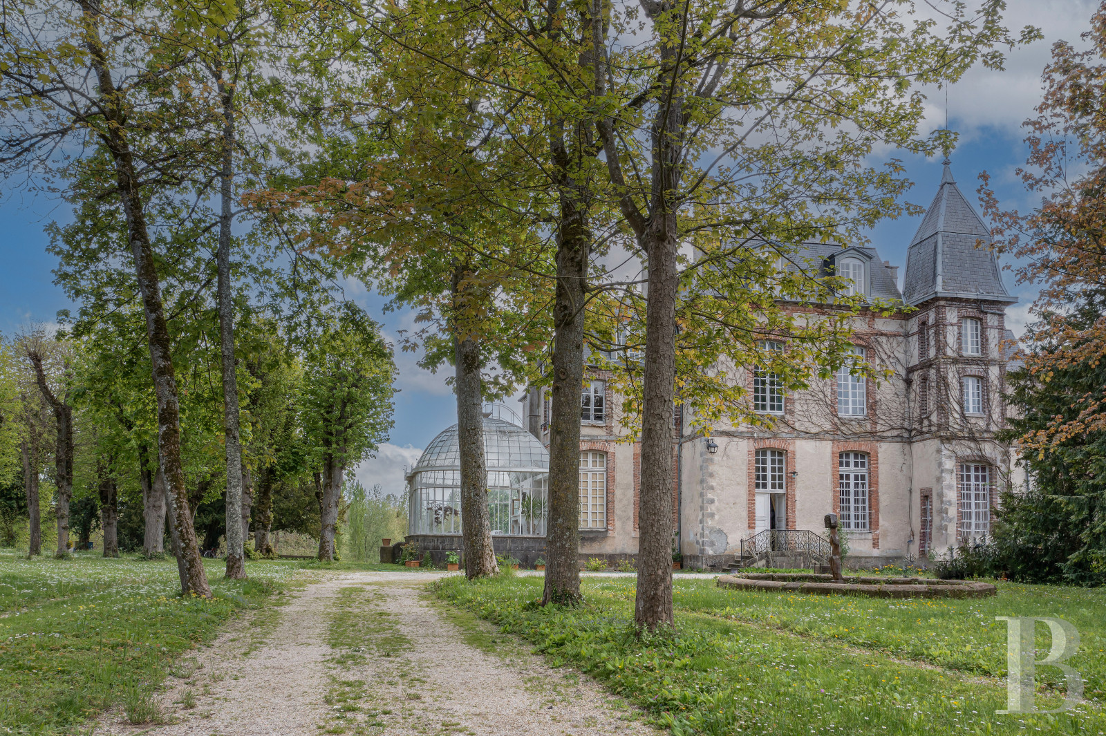 En pays Champenois, un château des 16e et 18e siècles, sa piscine et