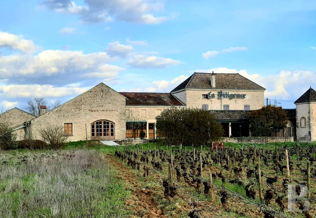 maisons de caractère à vendre - bourgogne - En Bourgogne, à Meursault,  un ancien relais de diligence du 19e s. devenu restaurant à réhabiliter