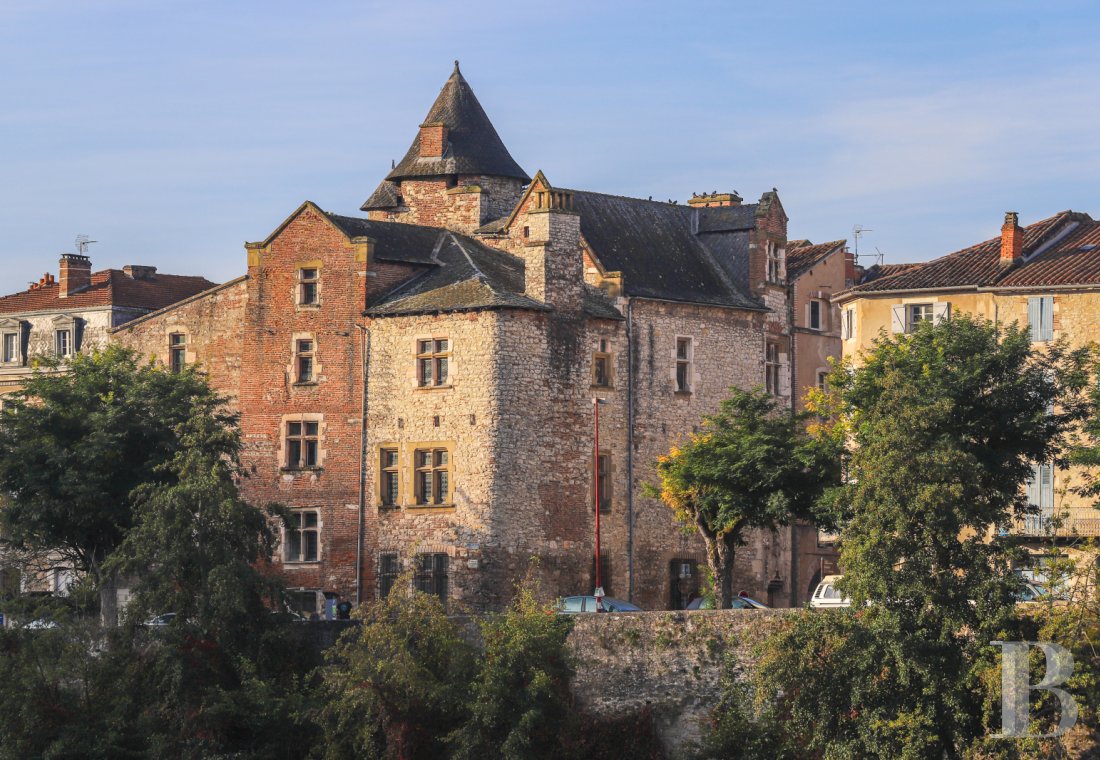 hôtels particuliers à vendre - midi-pyrenees - À Cahors, sur le quai de la rive droite du Lot, la « Maison Henri IV », hôtel particulier emblématique de la ville, classé MH, à rénover
