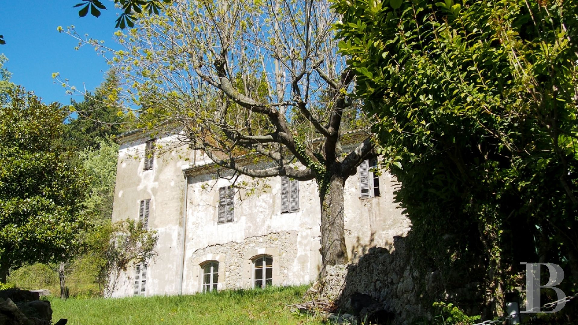Sur 1 Hectares De Terres Dominant La Mediterranee Un Petit Chateau Sa Chapelle Et Sa Ferme En Ruine Chateaux A Vendre Paca Patrice Besse Chateaux Et Demeures De France