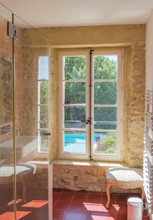 À Barjols, dans le Var, au cœur de la Provence verte, une maison de famille du 17e siècle entourée d’oliviers et de chênes truffiers - photo  n°30