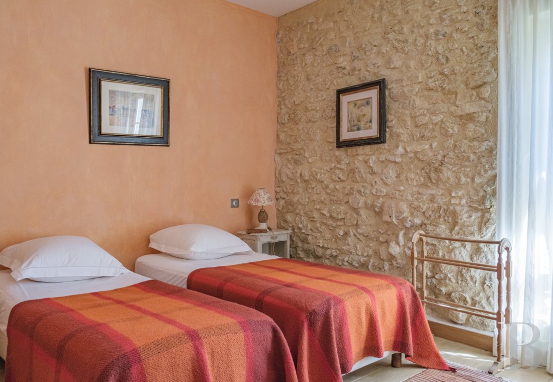 À Barjols, dans le Var, au cœur de la Provence verte, une maison de famille du 17e siècle entourée d’oliviers et de chênes truffiers - photo  n°31