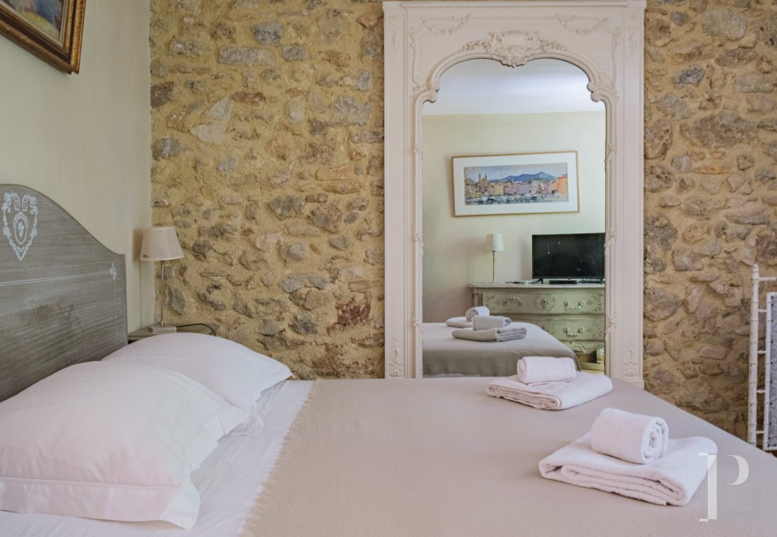 À Barjols, dans le Var, au cœur de la Provence verte, une maison de famille du 17e siècle entourée d’oliviers et de chênes truffiers - photo  n°33