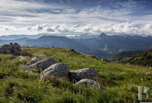Dans le Parc naturel des volcans d’Auvergne, à 1500 m au-dessus de la vallée de la Cère,  un buron transformé en gîte pour contempler la nature - photo  n°3