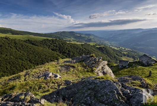 Dans le Parc naturel des volcans d’Auvergne, à 1500 m au-dessus de la vallée de la Cère,  un buron transformé en gîte pour contempler la nature - photo  n°4