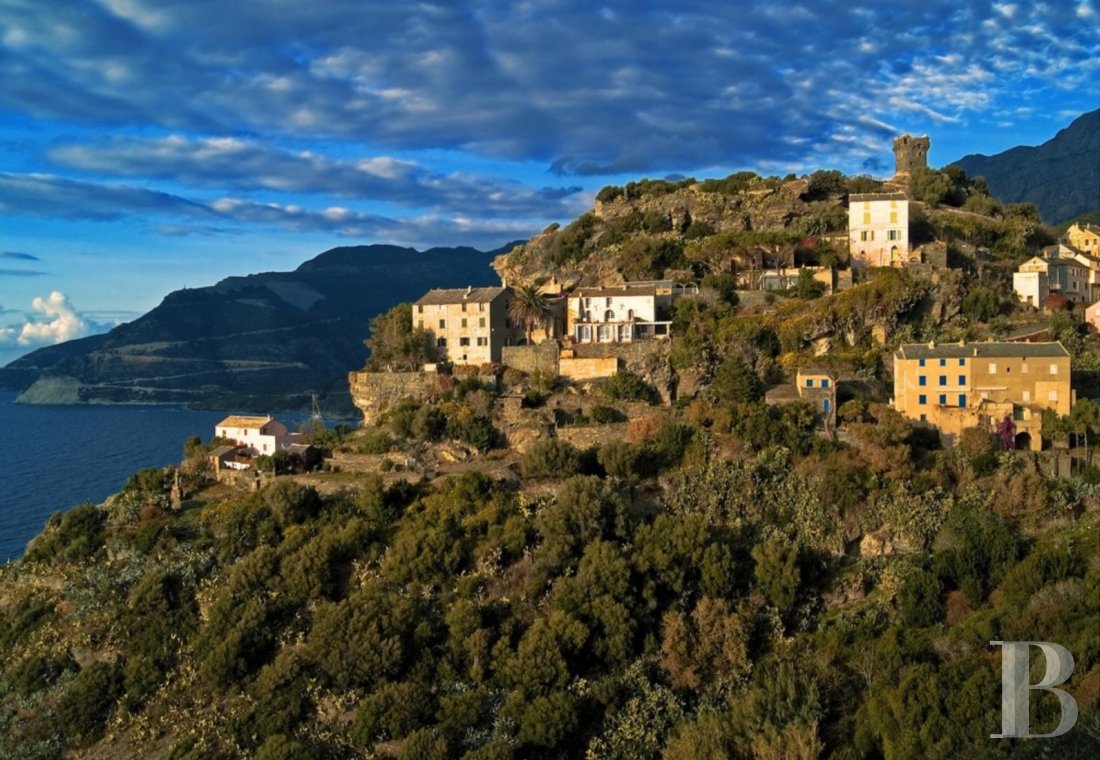 Dans les collines du pittoresque village de Nonza, une maison toute simple posée comme une vigie - photo  n°2