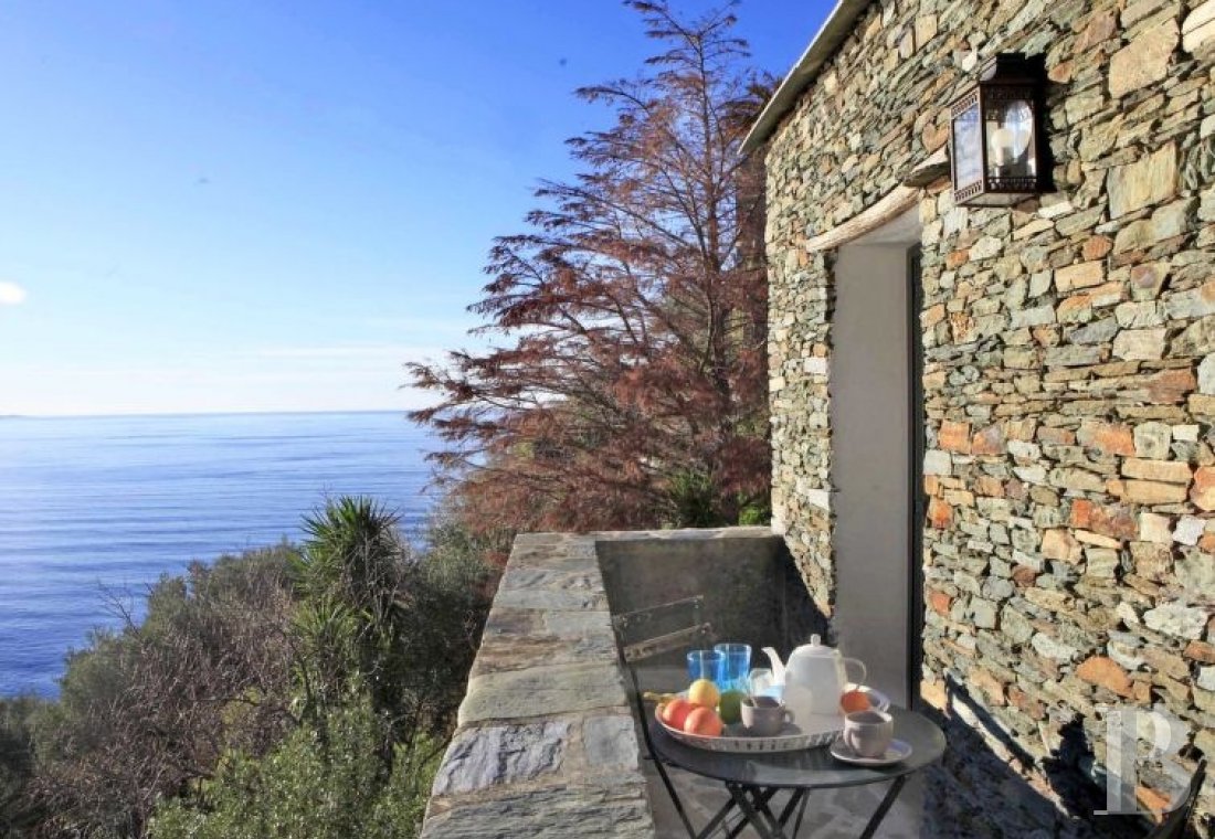 Dans les collines du pittoresque village de Nonza, une maison toute simple posée comme une vigie - photo  n°3