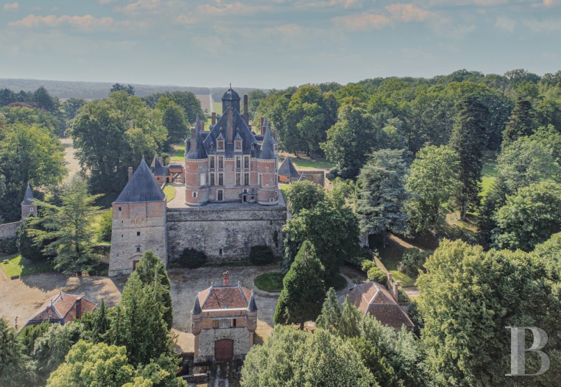 châteaux à vendre - champagne-ardennes - En Champagne, à 120 km de Paris, dans un domaine de 29 ha, une forteresse médiévale remaniée à la Renaissance, classée MH