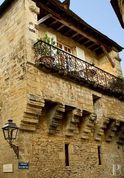 À Sarlat, un ancien hôtel particulier d’origine médiévale  abritant cinq suites lumineuses - photo  n°2