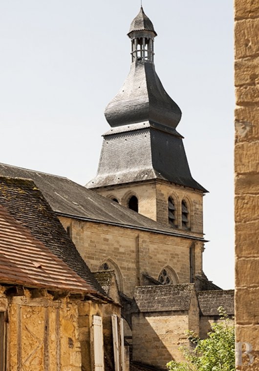 À Sarlat, un ancien hôtel particulier d’origine médiévale  abritant cinq suites lumineuses - photo  n°3