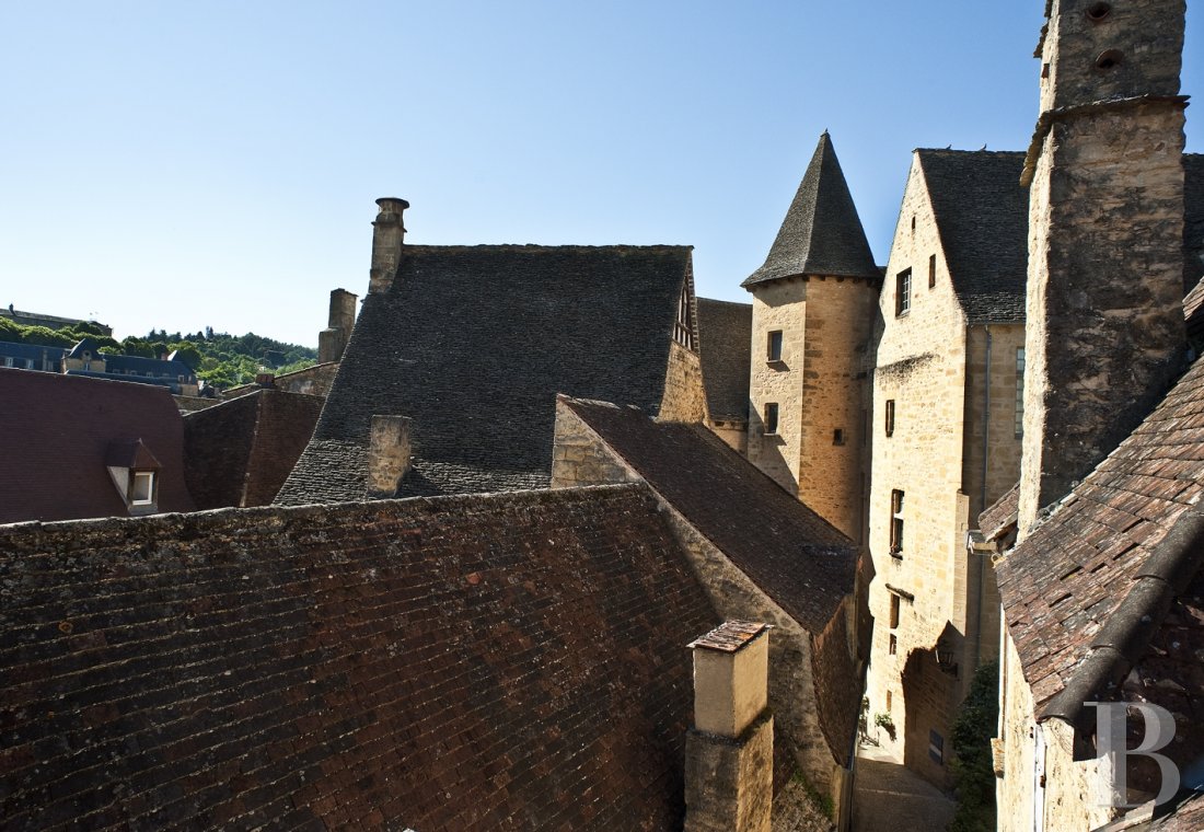 À Sarlat, un ancien hôtel particulier d’origine médiévale  abritant cinq suites lumineuses - photo  n°1