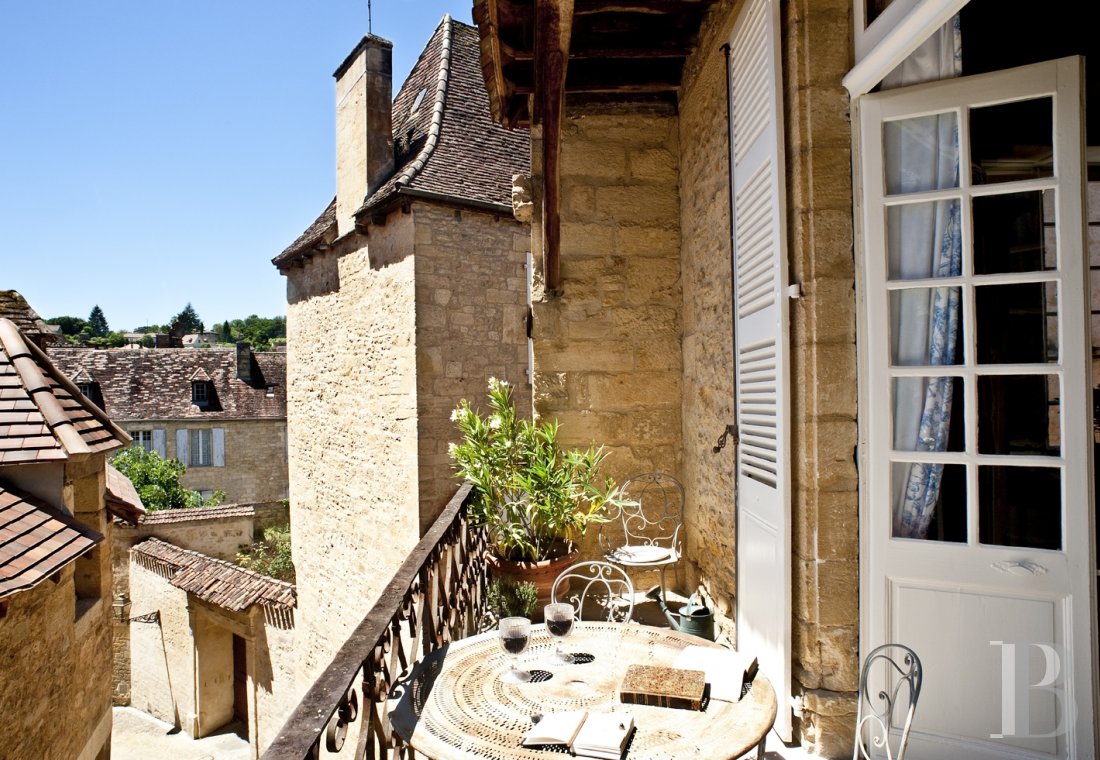 À Sarlat, un ancien hôtel particulier d’origine médiévale  abritant cinq suites lumineuses - photo  n°4