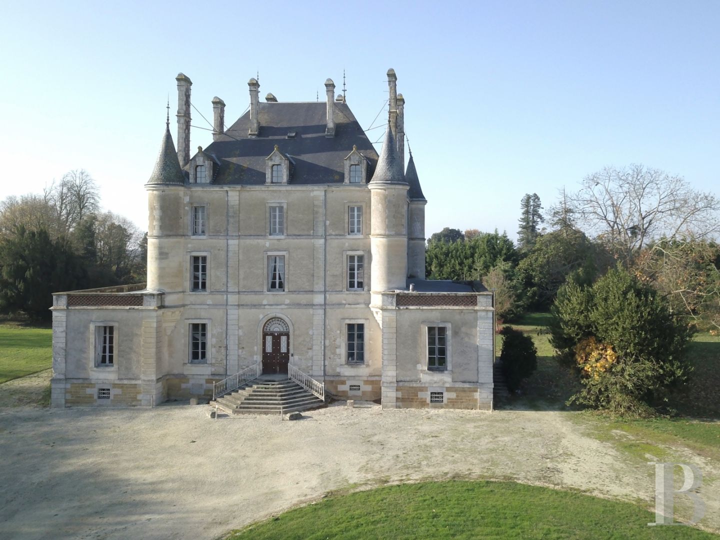 Chateau A Vendre 1 Euros 26++ Citation Puy Du Fou