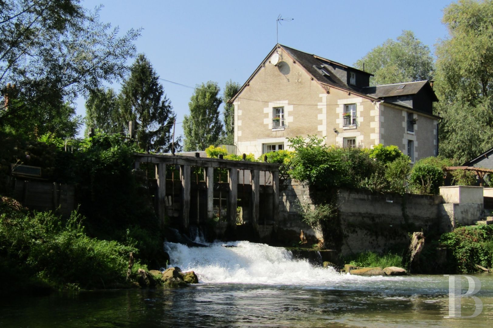 Dans Le Sud De La Touraine Au Bord De Lindre Un Moulin Du 18e Siècle Et Son Jardin Paysager