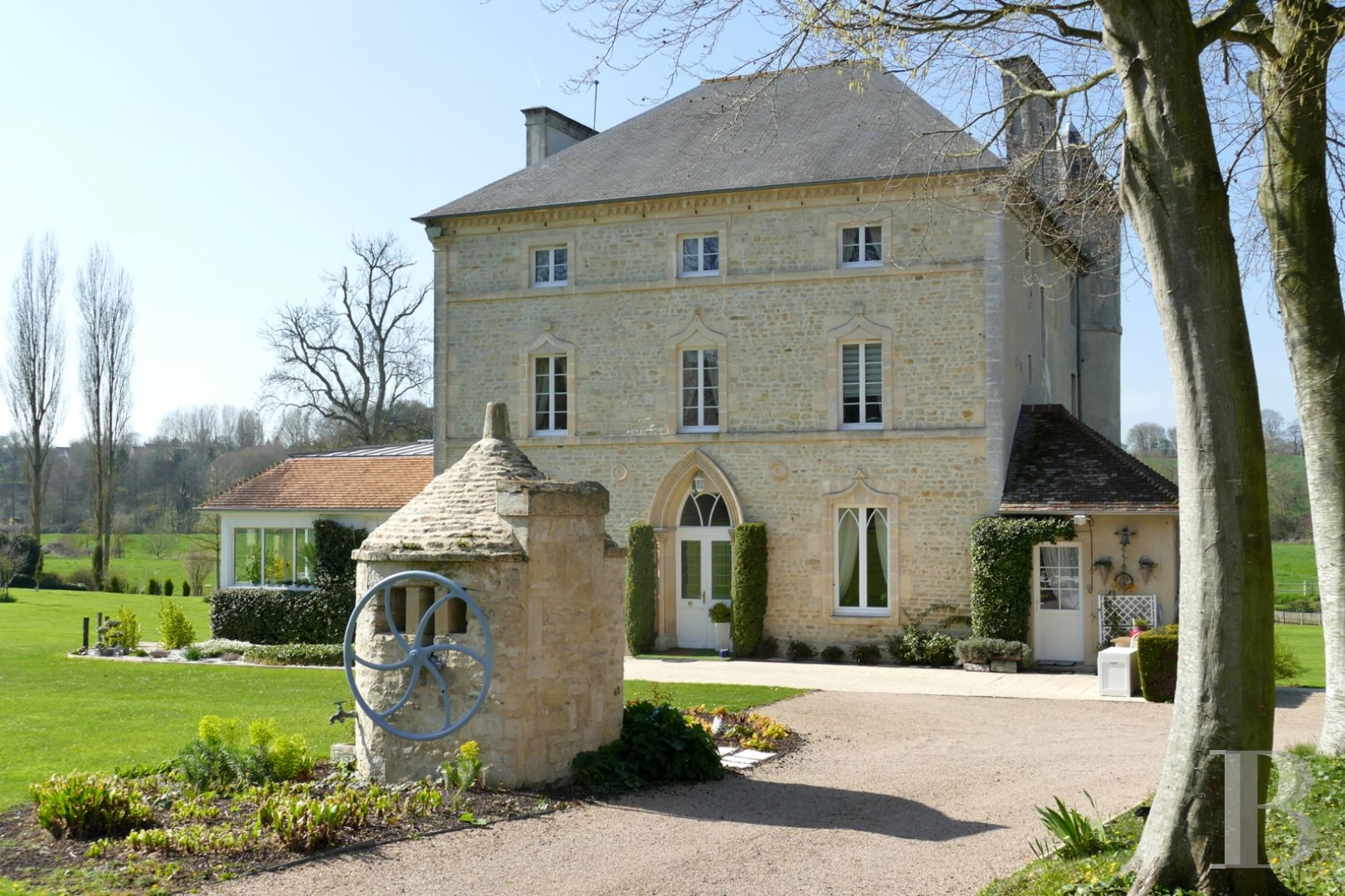 Dans Le Calvados à Onze Kilomètres Des Plages Du Débarquement Un Manoir Du 19ème Siècle Et Ses Dépendances Dans Un Parc Arboré