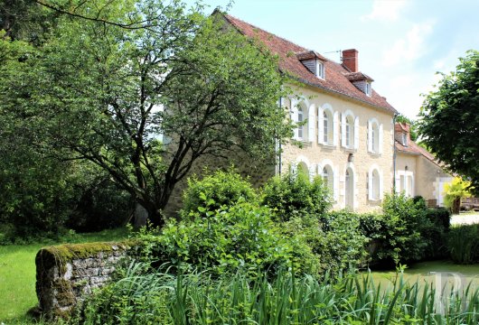 En Touraine Au Sud De La Loire à La Sortie Dun Village Un Ancien Moulin à Tan Sur Un Parc Dun Hectare