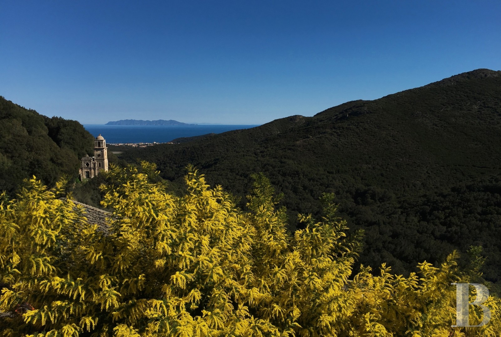 Au Nord Du Cap Corse Entre Mer Et Montagne Une Maison De Maître Et Ses Trois Dépendances
