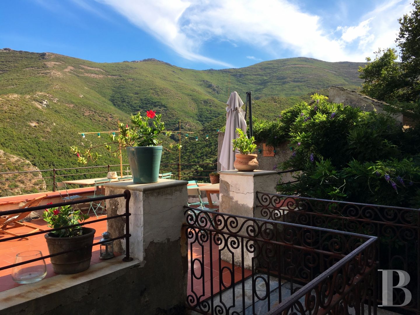 Au Nord Du Cap Corse Entre Mer Et Montagne Une Maison De Maître Et Ses Trois Dépendances
