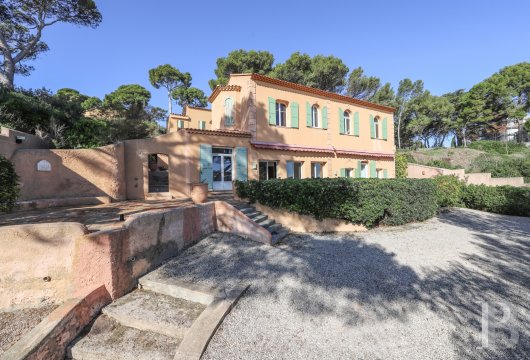 Entre Saint Mandrier Et Sanary Une Villa Construite En 1920 Les Pieds Dans Leau