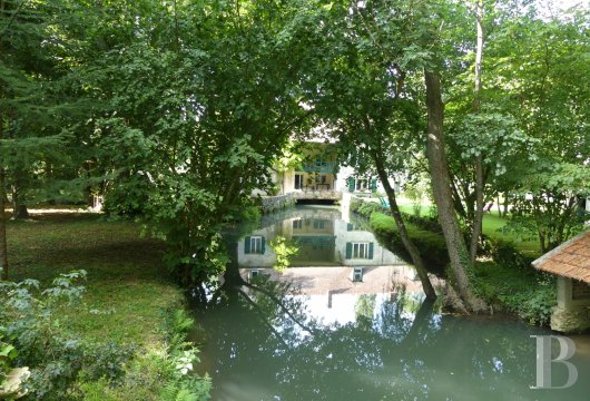 Aux Portes De Paris Dans Un Parc Deau Et Démeraude Un Moulin Avec Ses Chambres Dhôtes Une Petite Chapelle Et Des