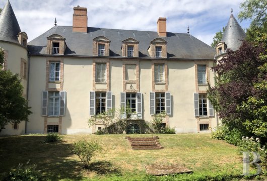 En Bordure De La Forêt Dorléans Au Cœur Dun Village De Caractère Un Ancien Château Fort Transformé à