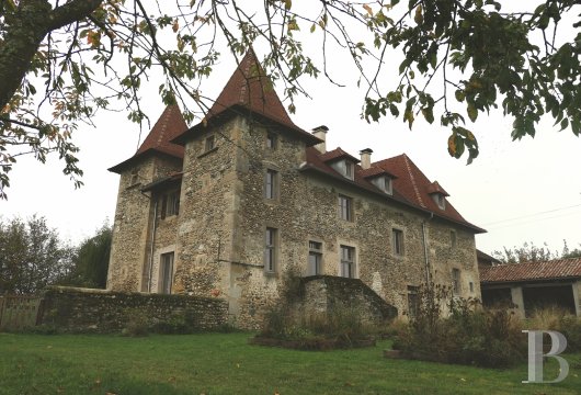 Entre Lyon Et Genève Dans Le Bas Dauphiné Une Ancienne Maison Forte Sur 4 Ha De Terres
