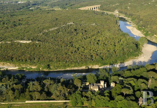 chateau a vendre vers pont du gard
