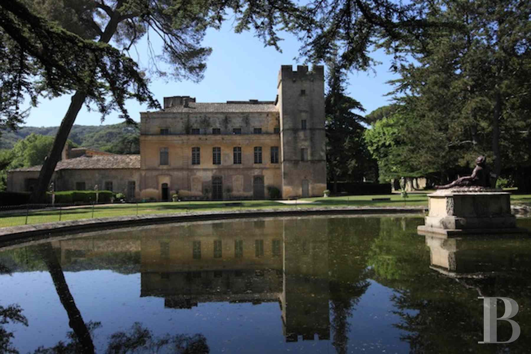 chateau a vendre vers pont du gard