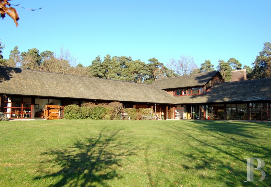 Près de Fontainebleau, nichée en lisière de la forêt, maison ... Près de Fontainebleau, nichée en lisière de la forêt, maison ...