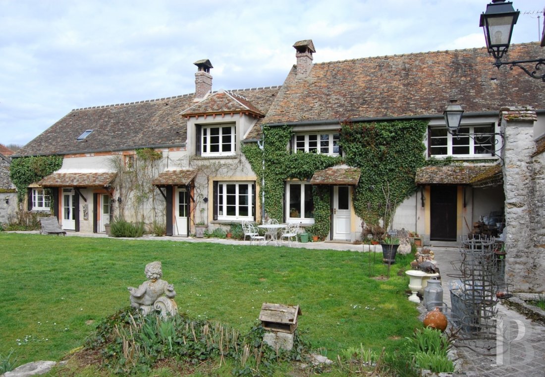 Près de Fontainebleau, dans un village de charme, une propriété du ... Près de Fontainebleau, dans un village de charme, une propriété du ...