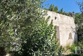 À une demi-heure de l'aéroport de Brindisi, une ancienne lamia sur un terrain constructible de 2 hectares 