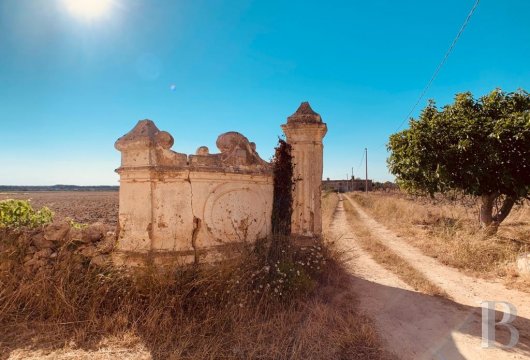 Près du parc naturel de Porto Selvaggio,  une villa du 17ème siècle à restaurer, dans la campagne de Nardò 