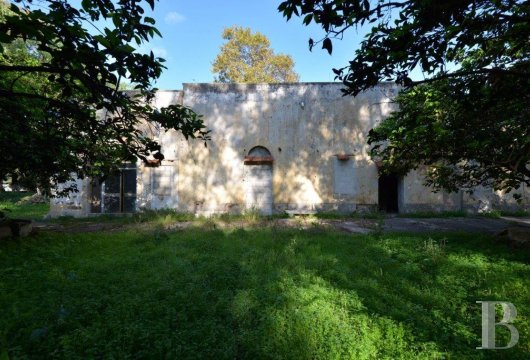 Aux environs de Cutrofiano, dans le Salento, une villa à restaurer, sur un terrain de trois hectares