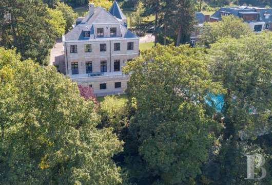 À Bruxelles, dans le quartier de l'Altitude 100, une demeure en pierre et son parc d'un demi-hectare, avec vue panoramique ...