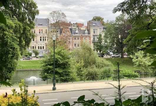 À Ixelles, près de l'avenue Louise et face à l'étang, un appartement d'architecte de 172 m², en rez-de-chaussée avec ...