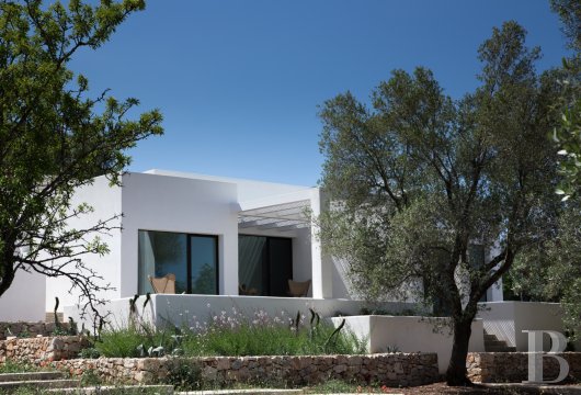 Une maison d'architecte à Carovigno, entre deux mers et un océan d'oliviers millénaires