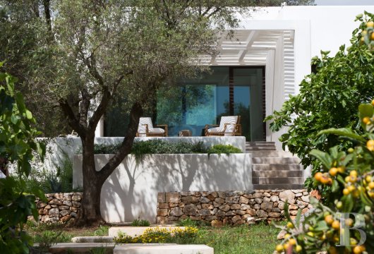 Une maison d'architecte à Carovigno, entre deux mers et un océan d'oliviers millénaires