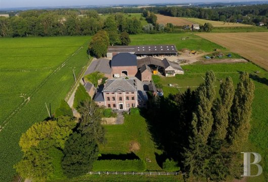 Aux environs de Namur, dans le Condroz, une élégante ferme et son domaine de 42 hectares
