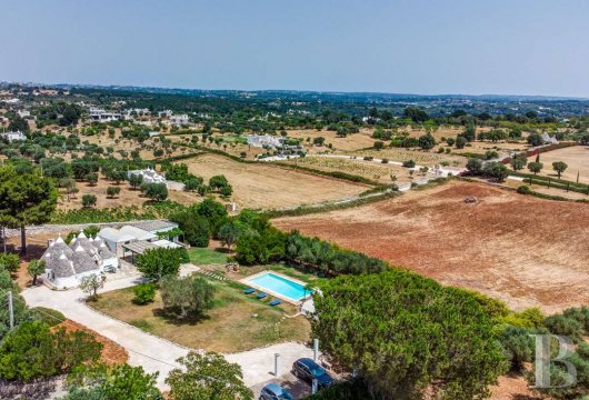 Dans la vallée d'Itria, près de la ville d'Ostuni, un ensemble touristique rénové, typique des Pouilles 