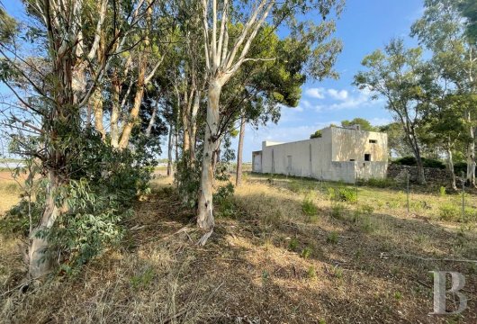 Près de Gallipoli, à Lido Pizzo, une masseria avec jardin à rénover, à deux pas des plages