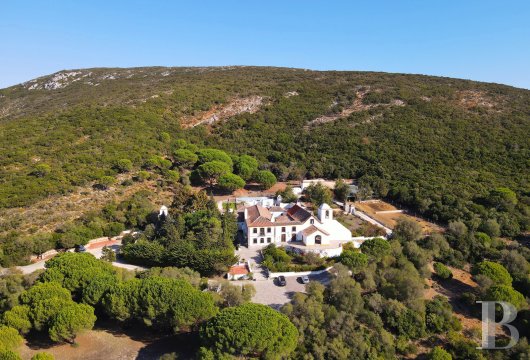 Aux environs de Lisbonne, dans un parc naturel et près des plages, un palais du 16ème siècle et son domaine de 42 ha