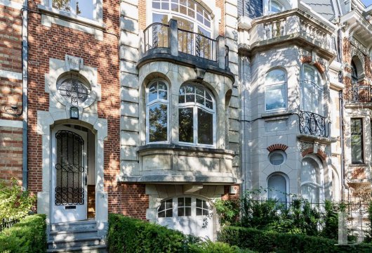 À Uccle, près du Royal Léopold Club, un hôtel particulier de 1920, avec piscine