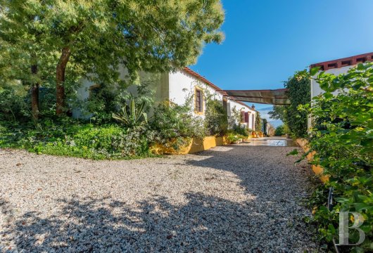 Aux environs de Vila Viçosa, dans l'Alentejo, une propriété de 27 hectares et sa maison a rénover