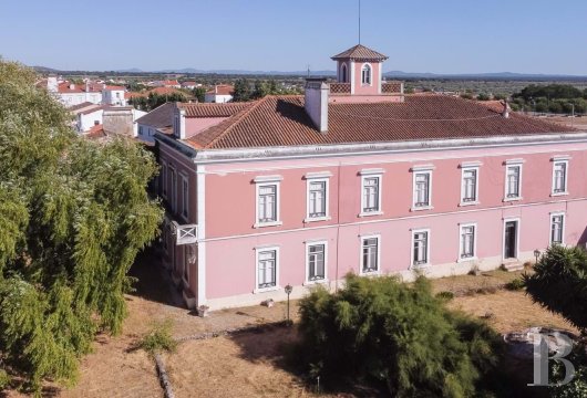 À 20 km de la ville de Estremoz, dans l'Alentejo, une maison des années 1920, à rénover